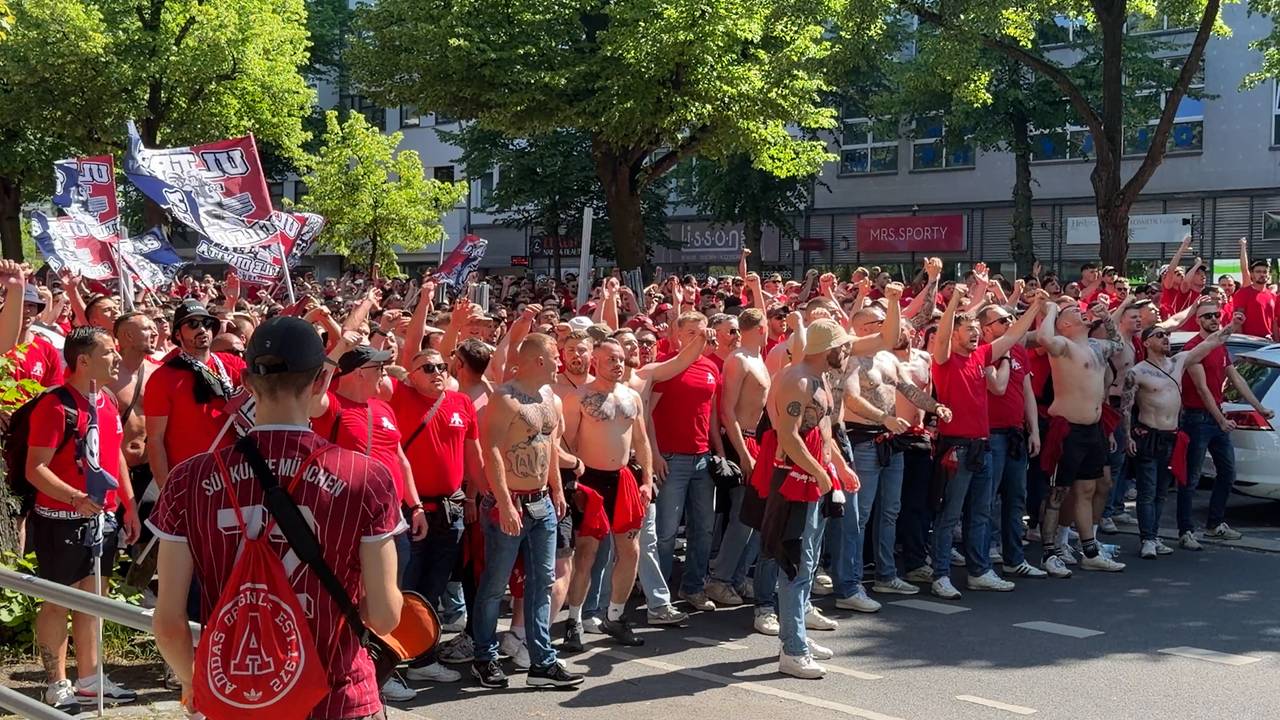 Berlin ist Rot! Bayern-Fans nehmen Hauptstadt ein