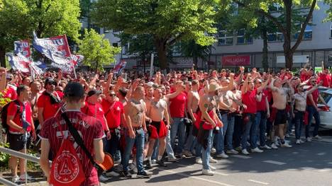 Die Bayern-Fans stimmen sich in Berlin auf das Pokalfinale gegen den VfB Stuttgart ein. 