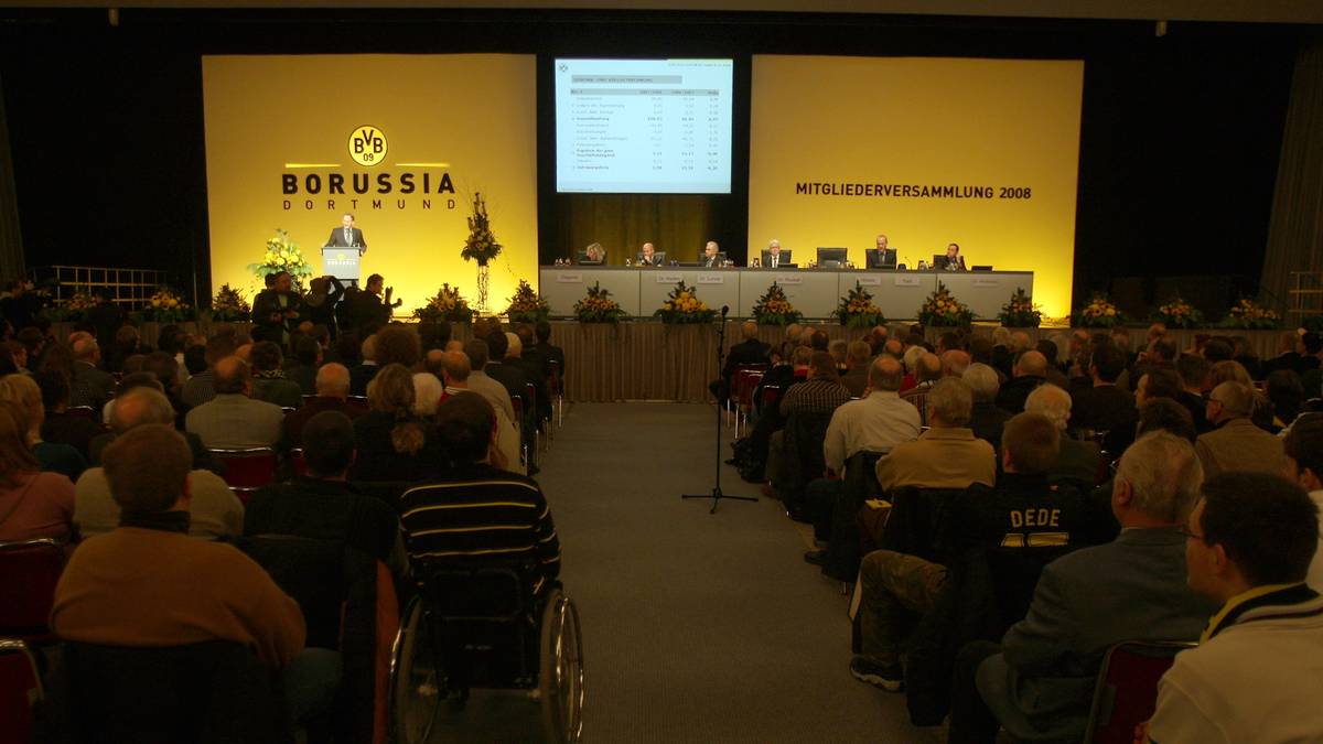 25. NOVEMBER 2008: Watzke gibt auf der Jahreshauptversammlung bekannt, der Verein habe in den vergangenen vier Jahren 122 Millionen Euro Verbindlichkeiten abgebaut. Auch wenn das unglückliche Ausscheiden des BVB aus dem UEFA-Cup schon in der ersten Runde vermutlich 3 bis 4 Millionen Einnahmen koste - man sei "finanziell und sportlich auf dem richtigen Weg“, sagt Watzke