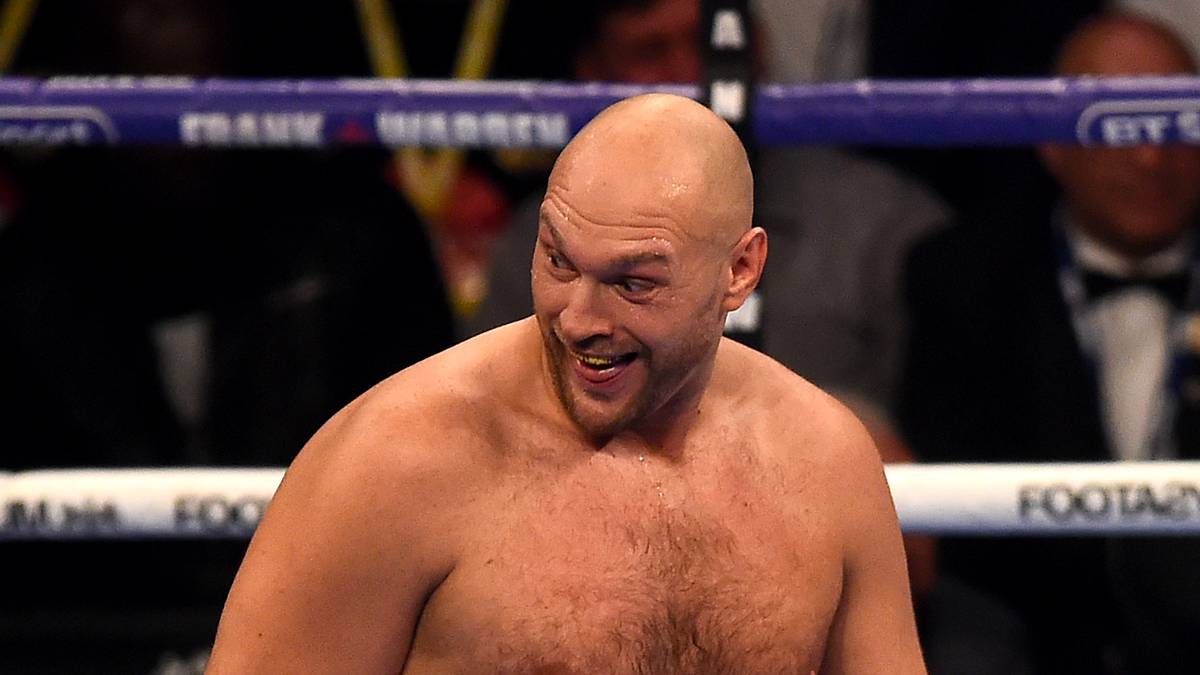 Auch seine Zunge streckt er immer wieder raus. Gegen den um einen Kopf kleineren Herausforderer ist der Boxer mehr mit Faxen als mit Boxen beschäftigt