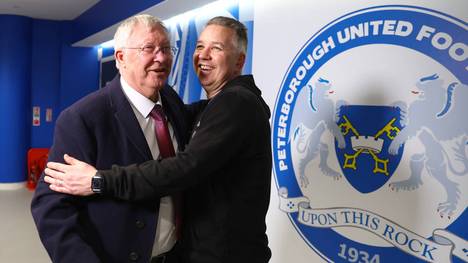 Sir Alex Ferguson und sein Sohn Darren feiern den Pokal-Sieg
