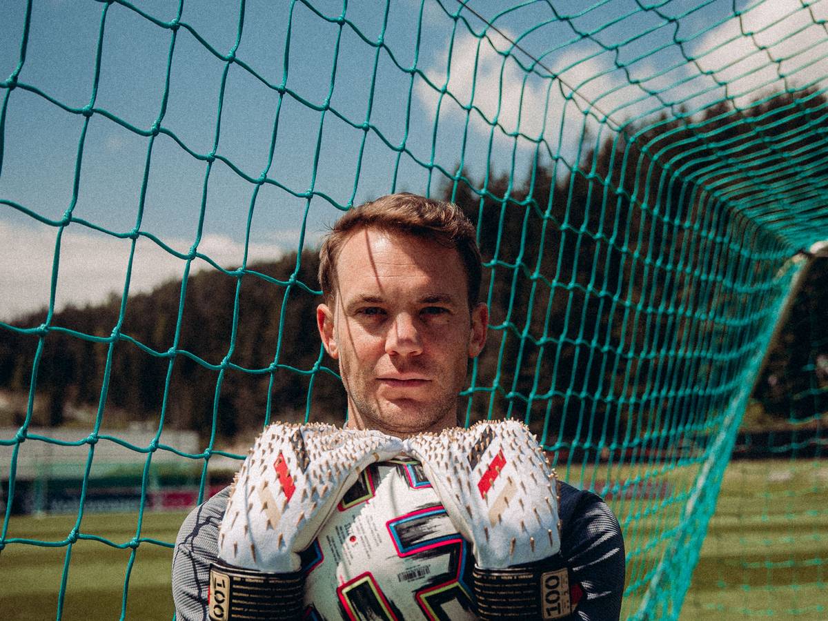 Manuel Neuer mit speziellen Handschuhen bei 100. Lnderspiel gegen Lettland