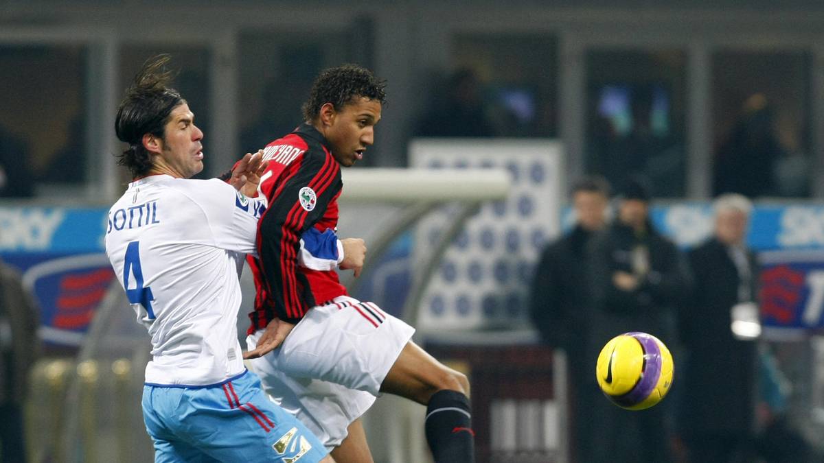 AUGUST 2017: Auf Instagram kokettiert der BVB-Star mit einem Wechsel zu seinem Ex-Klub AC Mailand. Auf die Fan-Frage, ob er sich eine Rückkehr vorstellen könne, antwortet Aubameyang grinsend: "Ich würde zurückwollen. Aber sie schlafen. Was soll ich tun?" Letztlich zerschlägt sich der Wechsel genauso wie der nach China bzw. zu PSG