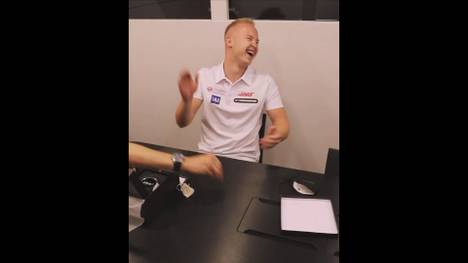 Nikita Mazepin ist bekannt dafür, dass er seinen F1-Boliden gerne mal dreht. Haas-Teamchef Günther Steiner versucht ihm das mit einem Geschenk auszutreiben.