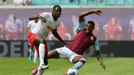 Ibrahima Konate (l.) musste sich mit RB Leipzig dem Premier-League-Klub Aston Villa beugen