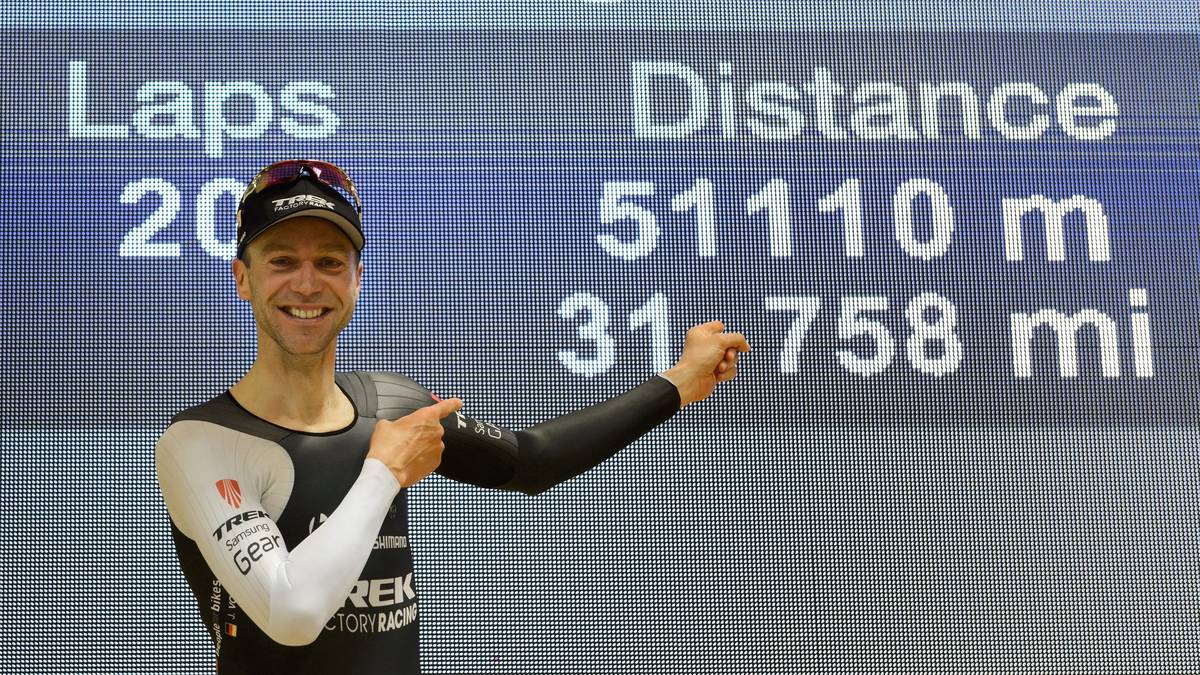 Über 51 Kilometer legt der langjährige Profi im Velodrome von Grenchen zurück und reiht sich mit seiner Bestmarke unter seine Vorgänger und Legenden wie Eddy Merckx, Jacques Anquetil oder Fausto Coppi ein