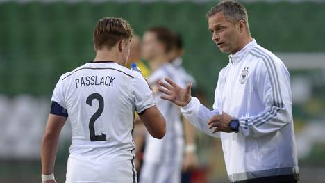 Das Team von DFB-Trainer Christian Wück (r.) trifft in Stara Sagora auf Russland