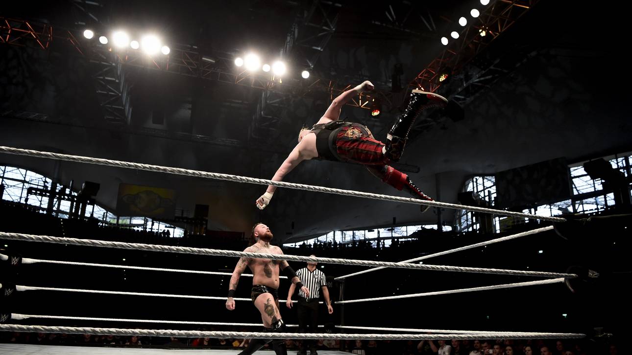 Alexander Wolfe (r.) stürzt sich auf seinen Gegner Aleister Black