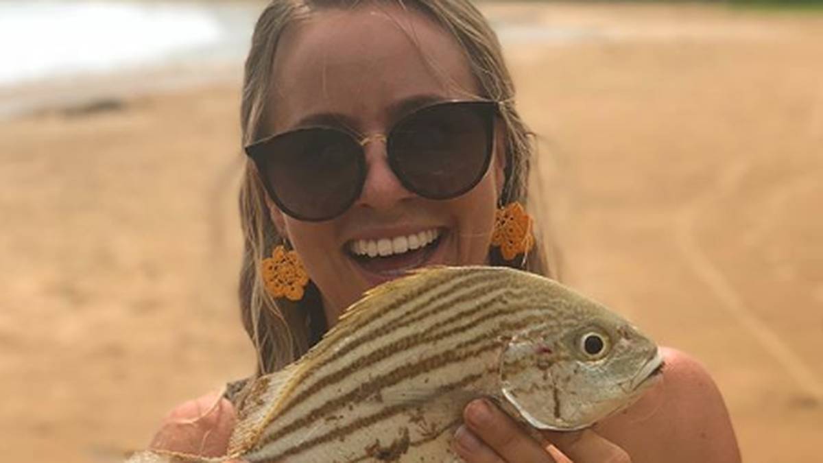 Von den Einheimischen bekommt die 28-Jährige ein Andenken der etwas anderen Art