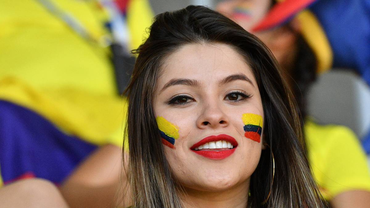 Mit der kolumbianischen Landesfahne auf der Wange freut sich diese Dame auf die Partie