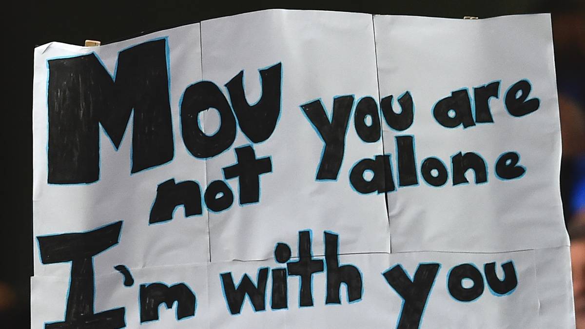 Druck hat auch der FC Chelsea, besonders Coach Jose Mourinho, selbst wenn der vom eigenen Anhang hier einmal gestützt wird  