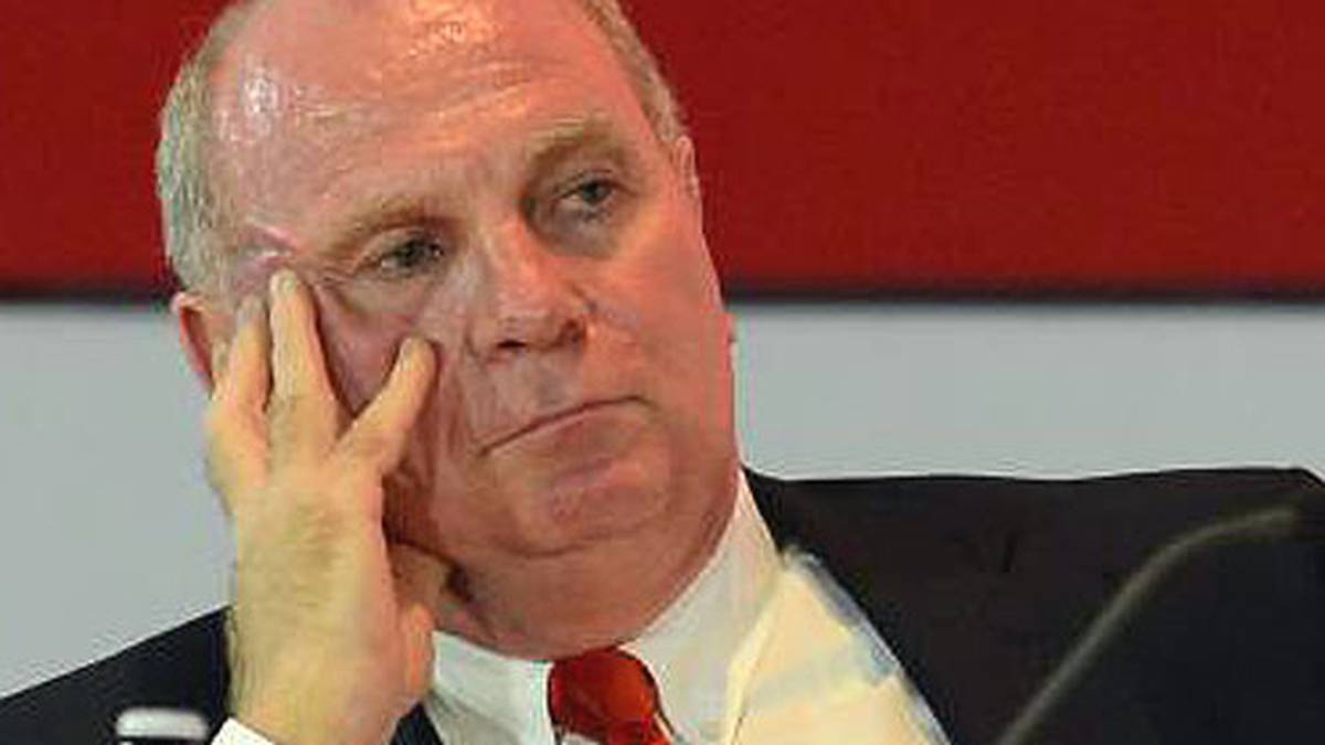 Als Bayern-Macher polarisiert Hoeneß in der Fußballwelt stets. Doch er engagiert sich außerhalb des Sports häufig in sozialen Projekten. Im Januar 2013 kommt die Steueraffäre ans Licht, die Hoeneß' Leben verändern soll