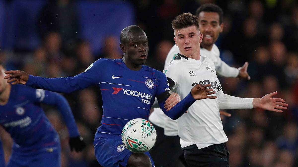 MASON MOUNT: Im League Cup trat Mount (r.) gegen Weltmeister N'Golo Kante an, künftig könnten sie gemeinsam das Mittelfeld des FC Chelsea beackern. Der U19-Europameister von 2017 ist derzeit von den Blues an den englischen Zweitligisten Derby County verliehen, wo er noch bis Sommer 2019 als Stammspieler Erfahrung sammelt