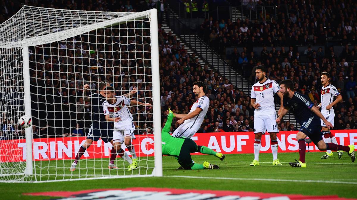 ...dort steht Mats Hummels parat und bugsiert den Ball per Brustabnahme unfreiwillig ins eigene Tor