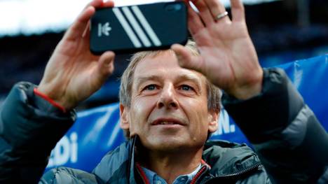Jürgen Klinsmann zückte vor dem Spiel von Hertha BSC - BVB das Mobiltelefon