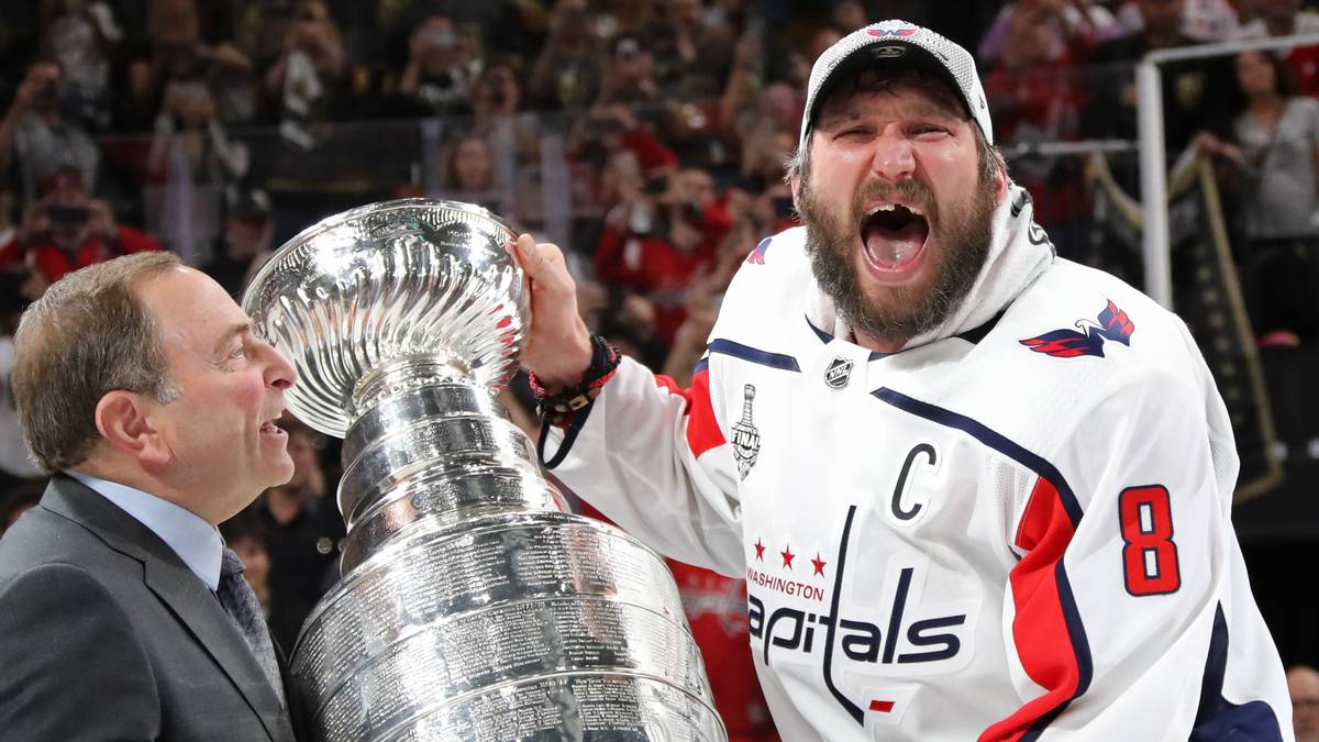 Superstar Alexander Owetschkin nimmt den Stanley Cup bei der Siegerehrung in Empfang