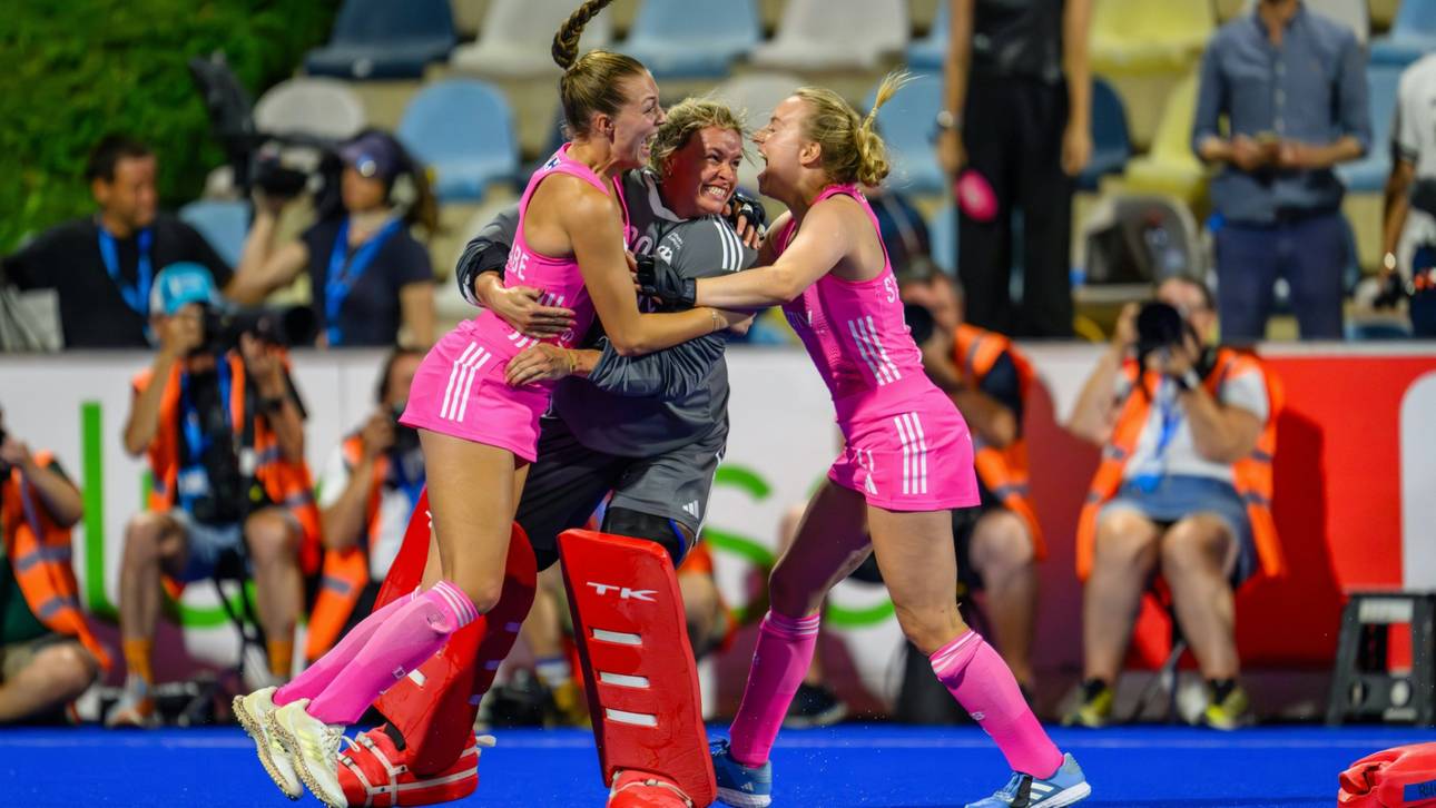 Grenzenloser Jubel bei Shootout-Heldin Sonntag (M.)-ipad.jpg