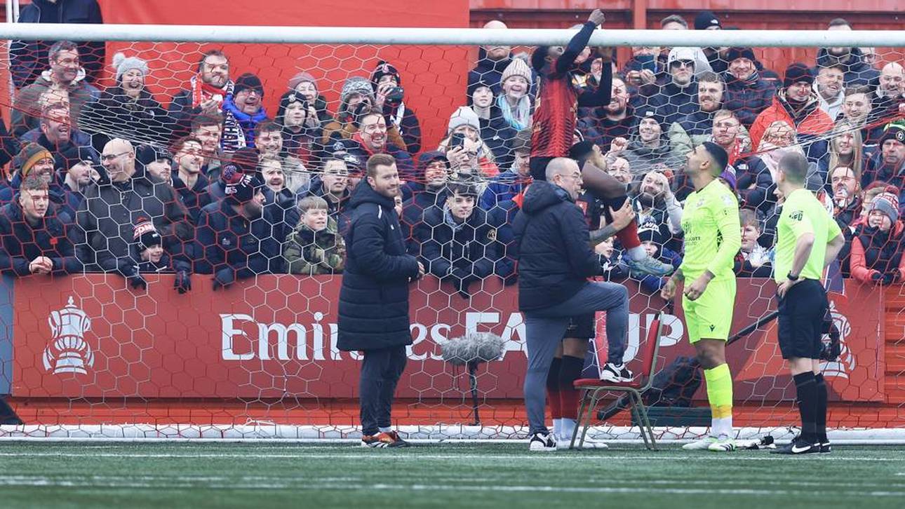 Tamworth-Spieler flicken das Tornetz