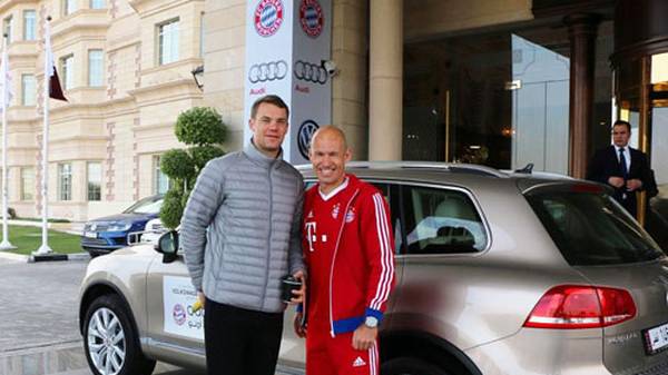 Abfahrt! Manuel Neuer und Arjen Robben verlassen das Trainingslager des FC Bayern Richtung Zürich (copyright: twitter/FCBayern)