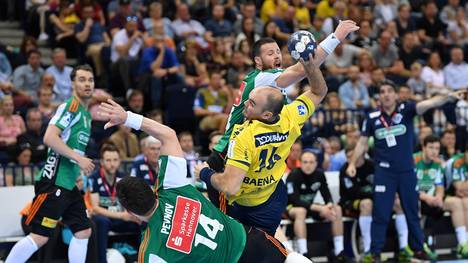 Handball-Bundesliga: Evgeni Pevnov von Hannover-Burgdorf verletzt, Evgeni Pevnov (links) im Duell mit Rafael Baena Gonzalez non den RN Löwen
