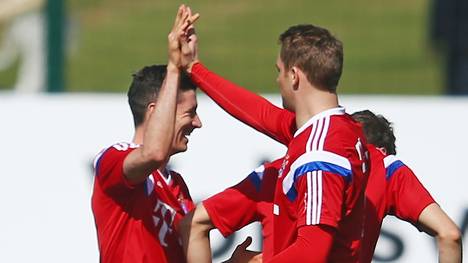 Robert Lewandowski (l.) spielt seit 2014 zusammen mit Manuel Neuer beim FC Bayern