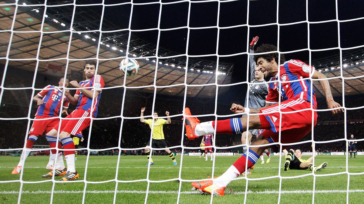 Die aus Dortmunder Sicht Spiel entscheidende Szene spielt sich in der 64. Minute ab: Den Kopfball von Hummels kann Bayerns Abwehrchef Dante erst deutlich hinter der Linie aus dem Tor schlagen
