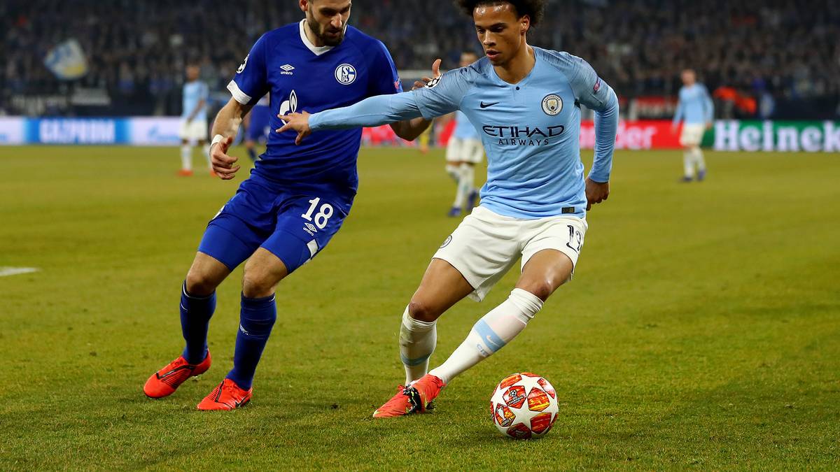 DANIEL CALIGIURI (l., mit Leroy Sane) war ein Volltreffer von Heidel. Der Mittelfeldspieler kam im Sommer 2017 vom VfL Wolfsburg zu den Königsblauen und schlug auf Anhieb ein. 70 Spiele und zwölf Tore stehen bei Caligiuri bis heute zu Buche