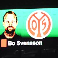 Bo Svensson stand plötzlich im Mittelpunkt bei der Pokalpleite gegen Bayern München. Der Trainer von Mainz 05 sah im wahrsten Sinne des Wortes Rot. Es ist nicht sein erster Ausrutscher.