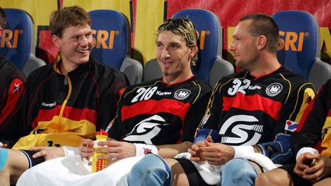 Trotz des letzten Länderspiels amüsieren sich Volker Zerbe (li.), Stefan Kretzschmar (Mitte) und Christian Schwarzer (alle Deutschland) auf der Ersatzbank Handball Länderspiel Herren Länderspiel 2004, Test, Testspiel, Freundschaftsspiel, Abschiedsspiel, Abschied, Gruppe Kiel