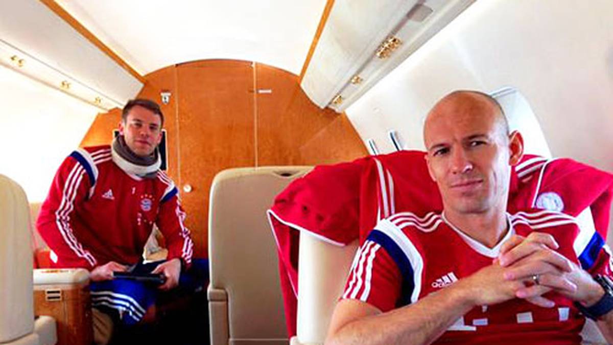 Kurz bevor der Flieger abhebt, senden die Bayern noch einen Gruß. Während Robben für die FIFA-Weltelf in Frage kommt, will Neuer natürlich den Ballon d'Or (copyright: twitter/FCBayern)