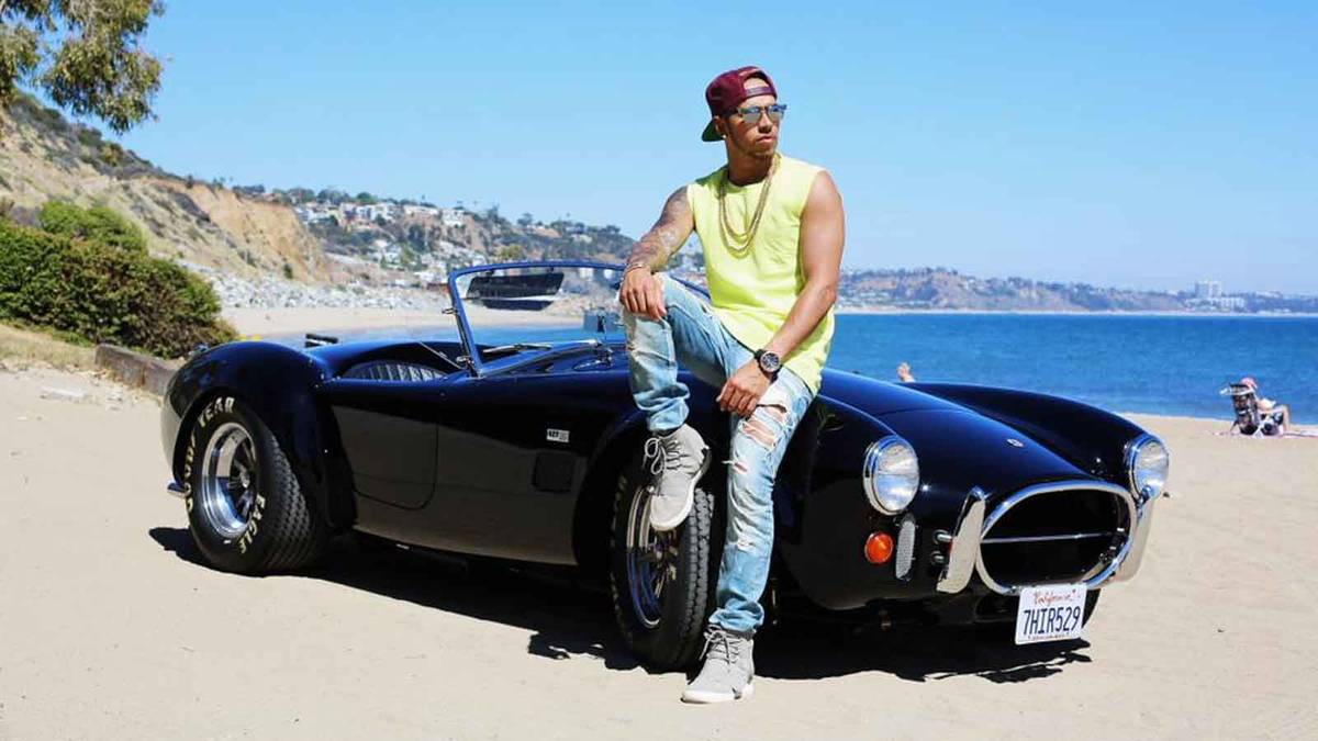 Wasser und Strand scheinen eine magische Anziehungskraft auf Hamilton und seine Schlitten auszuüben: Hier posiert er mit einer 427 Shelby Cobra...