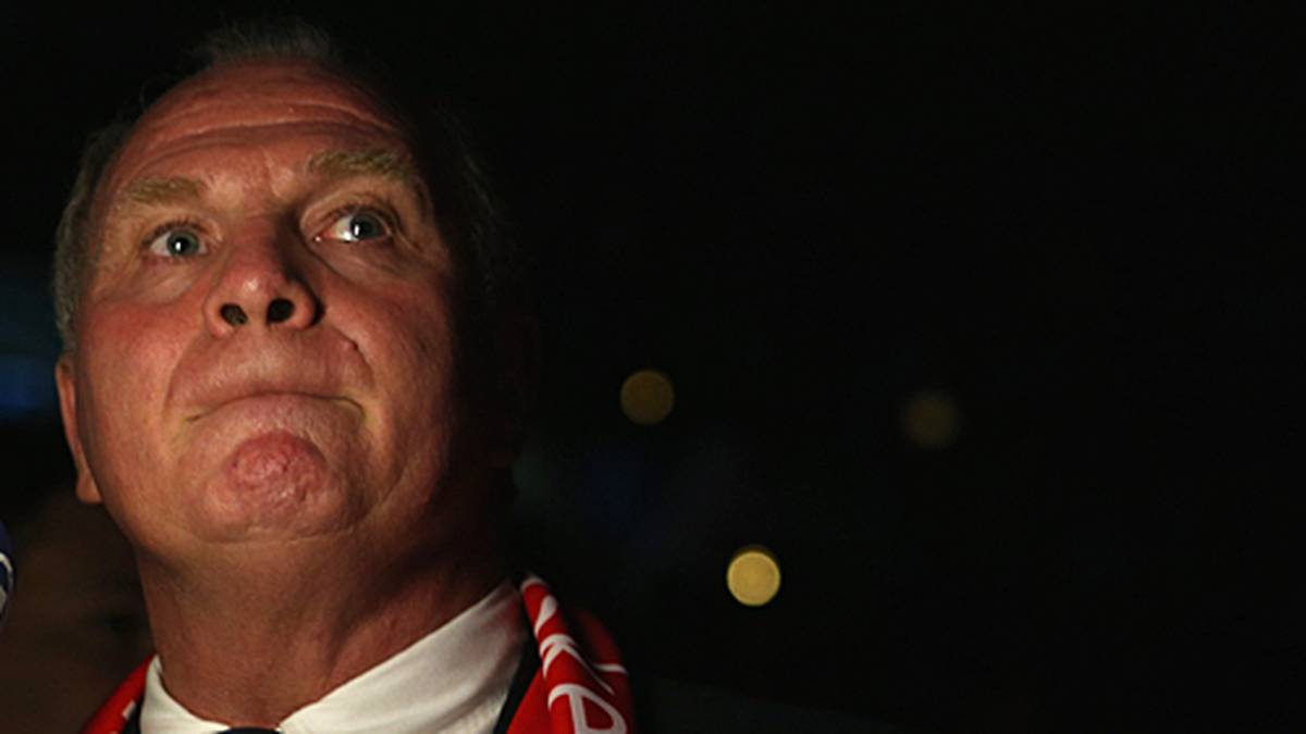 Hoeneß zeigt sich noch im Januar 2013 selbst wegen Steuerhinterziehung an. Als Ermittler ihn im März in seinem Haus besuchen, liegt sogar ein Haftbefehl gegen ihn vor. Dieser wird aber außer Vollzug gesetzt - angeblich gegen Zahlung einer hohen Kaution. Im April 2013 macht der "Focus" den Fall öffentlich. Der Druck auf Hoeneß wächst