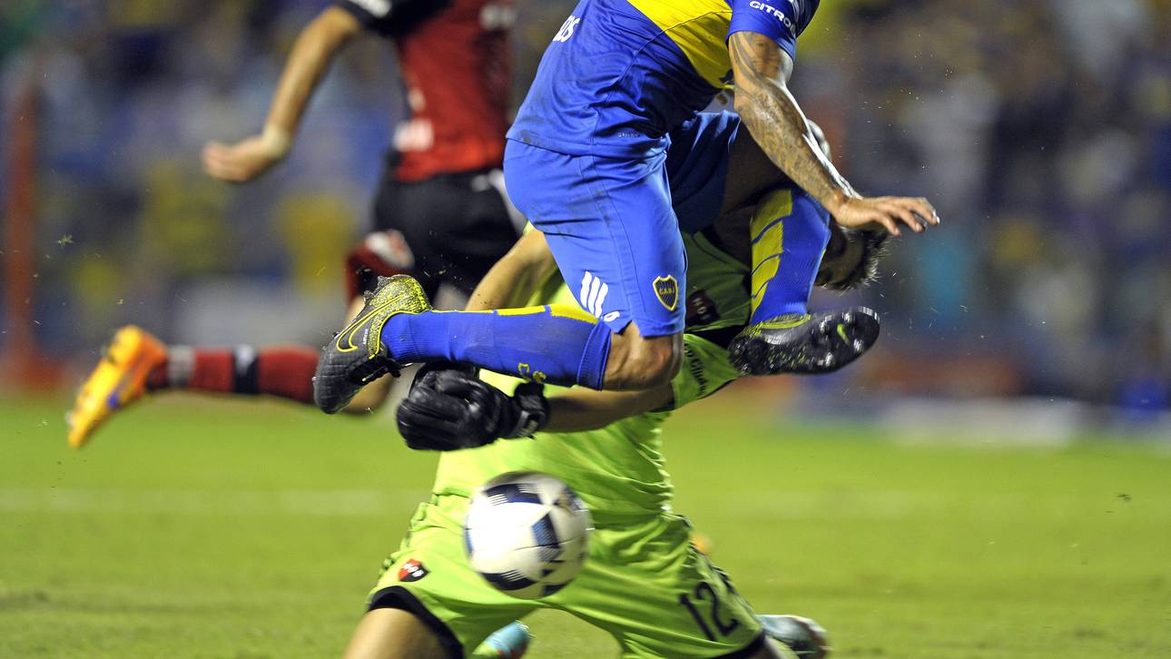 Tevez bricht Gegner den Kiefer