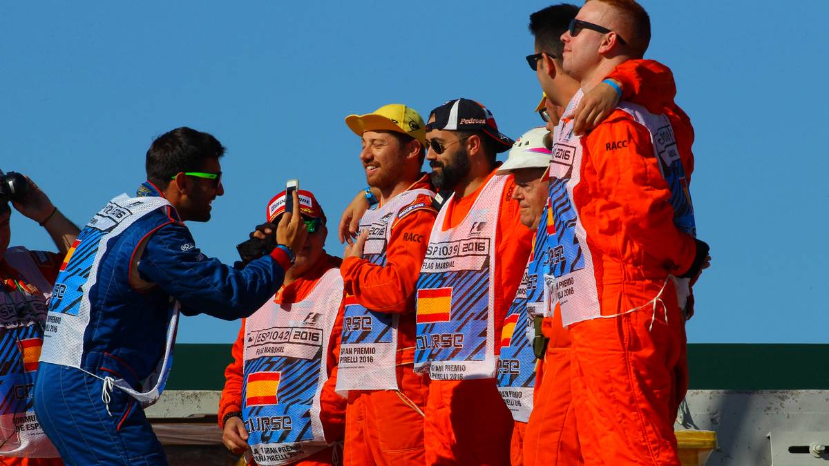 Die Streckenposten nutzen die Ruhe vor dem Sturm für einen gemeinsamen Schnappschuss