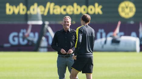 BVB-Geschäftsführer Watzke (l.) spricht mit Trainer Thomas Tuchel