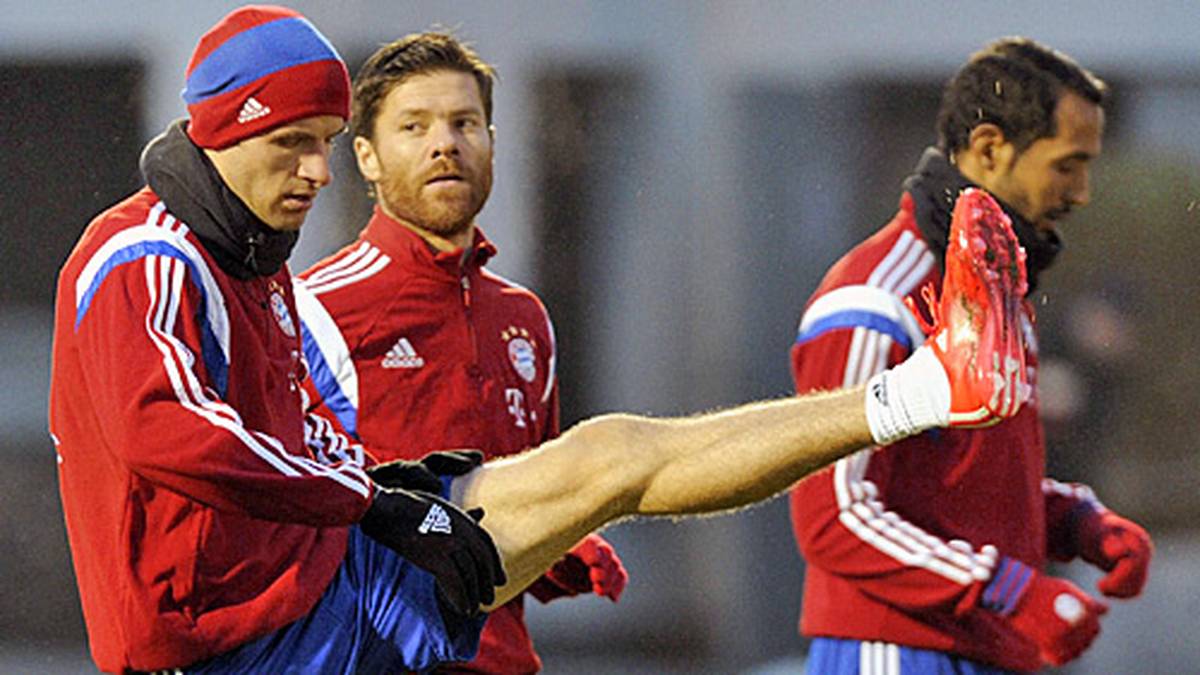 Müller zeigt seinen Kollegen, dass er das Bein (fast) genauso hoch bekommt wie die Arme. Alonso und Benatia scheinen allerdings wenig beeindruckt