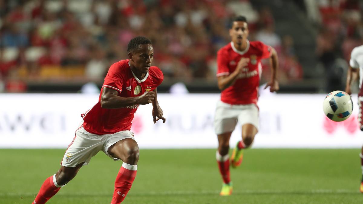 AUSSENBAHNEN: TOTO SALVIO - Seine Ausstiegsklausel von 60 Millionen Euro kommt nicht von ungefähr. Der 1,73 Meter kleine Argentinier glänzte in der Gruppenphase mit sechs Torbeteiligungen in sechs Spielen und ist einer der besten Spieler der portugiesischen Liga