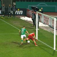 Slapstick pur! Keeper unterläuft kurioser Patzer