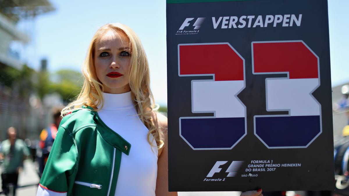 ... und unverhohlene Flirtversuche. Jos Verstappen, der Vater von Red-Bull-Pilot Max, hat es beim Grid Girl seines Sohnes versucht. Ausgang: unbekannt