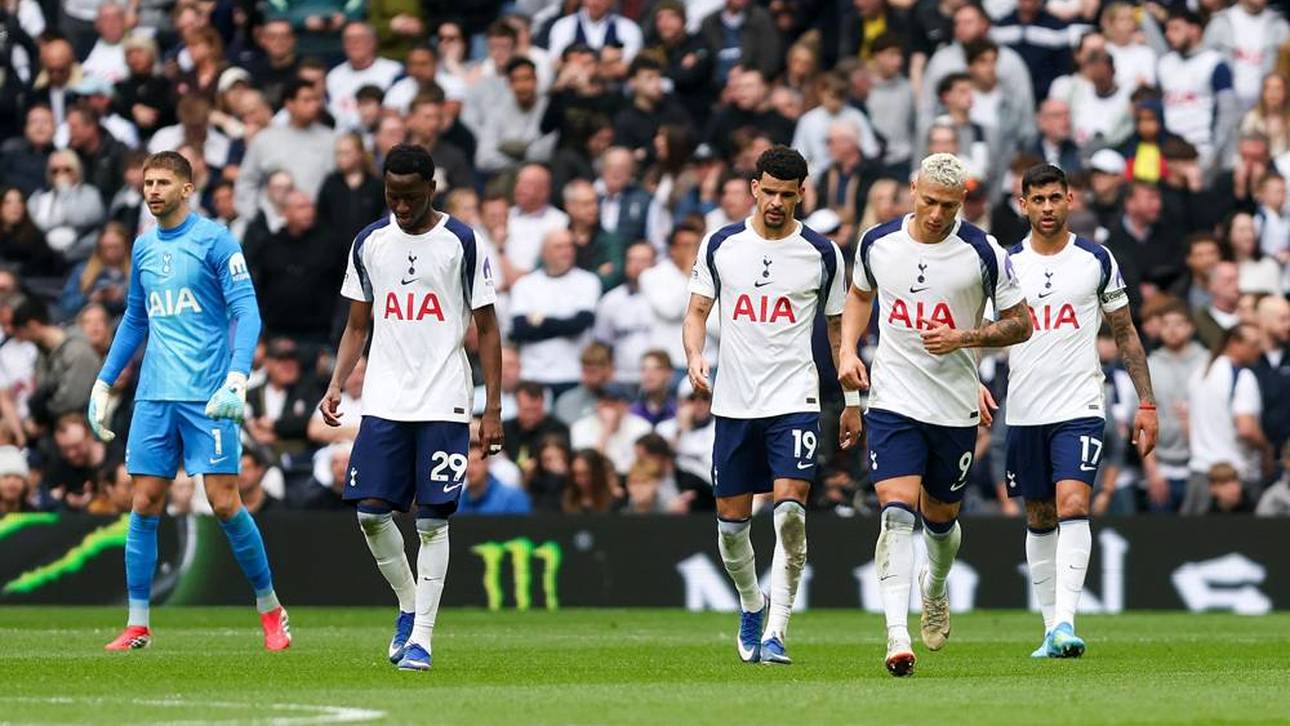 Die Spieler von Tottenham Hotspur schleichen geknickt über den Platz
