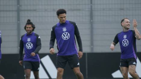 Durch Joshua Kimmichs Positionswechsel ins zentrale Mittelfeld ist die rechte Seite vor dem WM-Quali-Spiel vakant. Bundestrainer Julian Nagelsmann lässt sich nicht in die Karten schauen. Es könnte zum Debüt für Nnamdi Collins kommen.