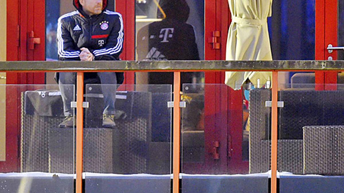 Sportvorstand Matthias Sammer schaut dem Treiben an der Säbener Straße aus sicherer Entfernung zu