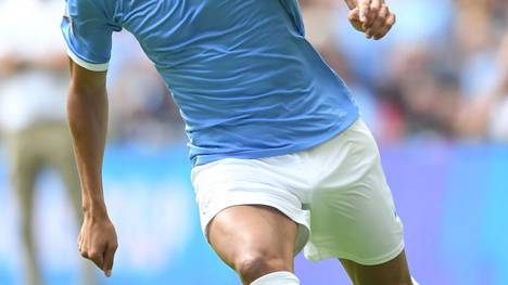 Bayern-Wunschspieler Leroy Sané könnte laut Ehrenpräsident Uli Hoeneß noch günstiger werden als gedacht. Grund ist nicht nur die Corona-Krise. 