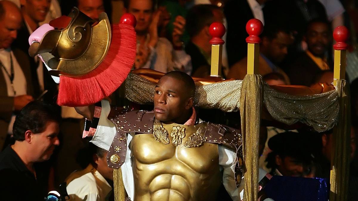 Im selben Jahr holt Mayweather sich den Titel gegen Carlos Baldomir auch nach WBC-Version - stilechter Auftritt als Goldjunge inklusive