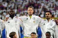 Die deutsche Nationalmannschaft wird beim Spiel gegen Spanien in den weißen Trikots auflaufen. 