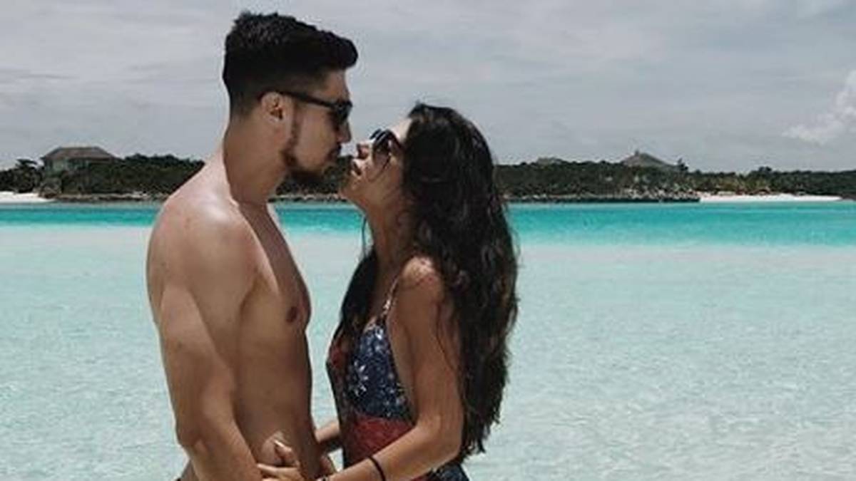 Wenn der 26-Jährige nicht gerade Handball spielt, vergnügt er sich am Meer. Im seichten Wasser mit einer kleinen Insel im Hintergrund kann man schon mal das Leben genießen