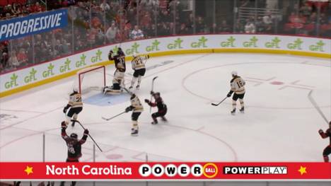 Im Spiel der Carolina Hurricanes gegen die Boston Bruins kommt es zur wildesten Minute der bisherigen NHL-Saison.