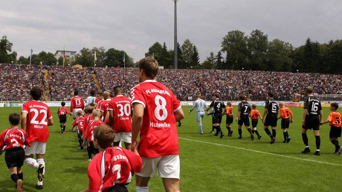 Die Spieler des FC Augsburg und Jahn Regensburg laufen am 4. Juni 2005 in das ausverkaufte Rosenaustadion ein