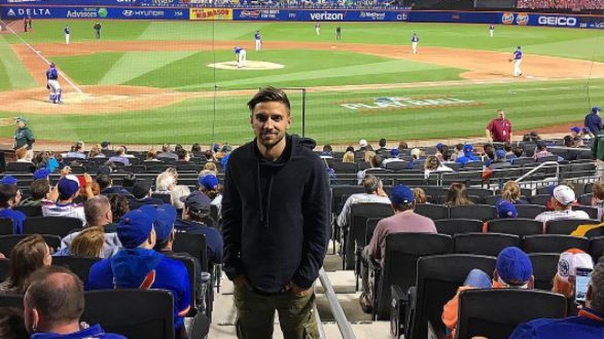 Julian Korb bleibt auch im Urlaub sportlich. Er führt sich ein Baseball-Spiel der New York Mets zu Gemüte