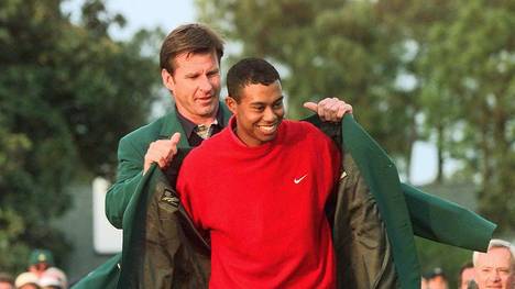 Tiger Woods (r.) erhielt 1997 zum ersten Mal das grüne Jacket